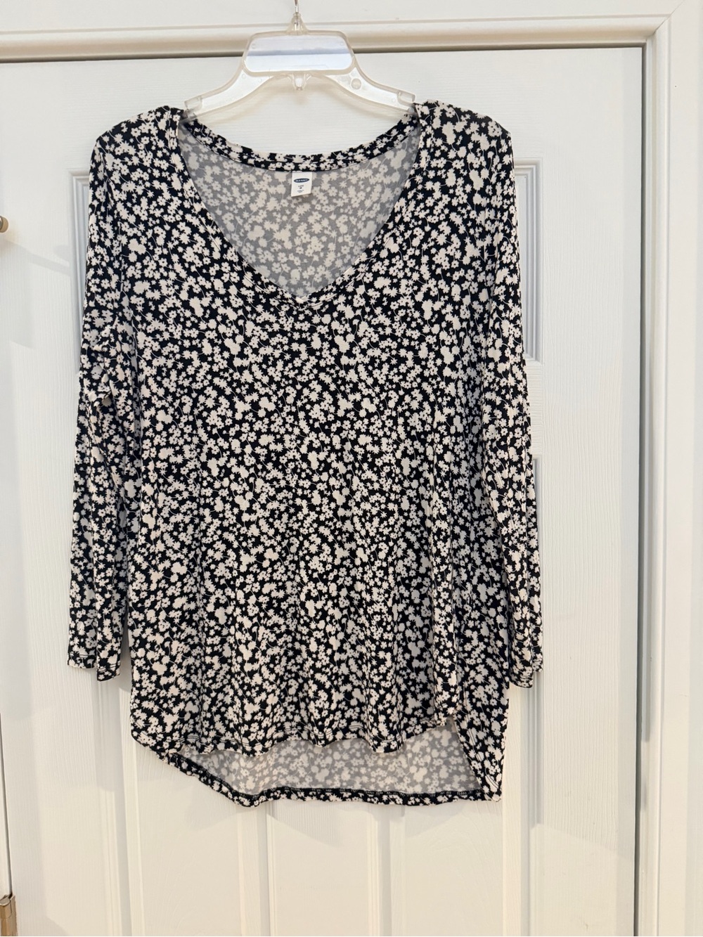 Ladies Size Medium "Old Navy" Black and White Floral V-Neck Long Sleeve Top GUC